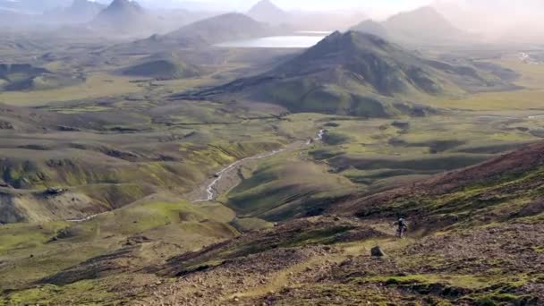 Increíble disparo aéreo de drones de personas montando en un camino en Islandia — Vídeo de stock