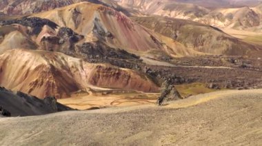 İzlanda 'da bir yolda giden insanların inanılmaz insansız hava aracı görüntüleri.