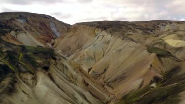 Yukarıdan İzlanda 'da volkanik manzara.