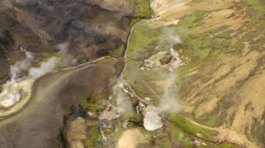 Sıcak su ve dumanlı jeotermal arazi.