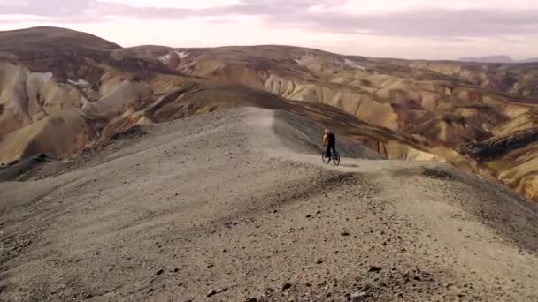 Καταπληκτική εναέρια drone πλάνο των ανθρώπων που οδηγούν σε ένα μονοπάτι στην Ισλανδία — Αρχείο Βίντεο