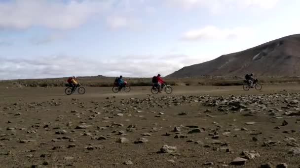 Úžasné letecké drone záběr lidí jedoucích na cestě na Islandu — Stock video