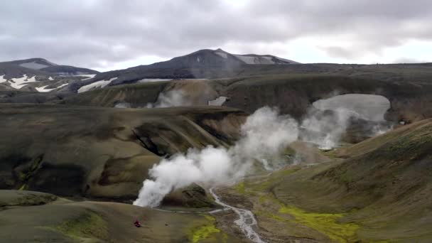 Paisaje geotermal con agua caliente y humo . — Vídeo de stock