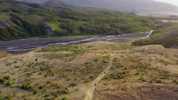 Fantastiska antenn drönare skott av människor rider på en väg på Island — Stockvideo