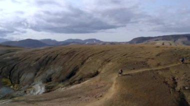 İzlanda 'da bir yolda giden insanların inanılmaz insansız hava aracı görüntüleri.