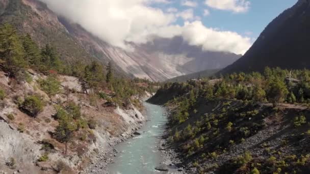 Drone disparado sobre o rio em Pisang inferior, Nepal — Vídeo de Stock