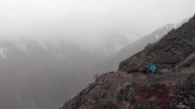 Nepal 'de dağ bisikleti. Annapurna Devresi.