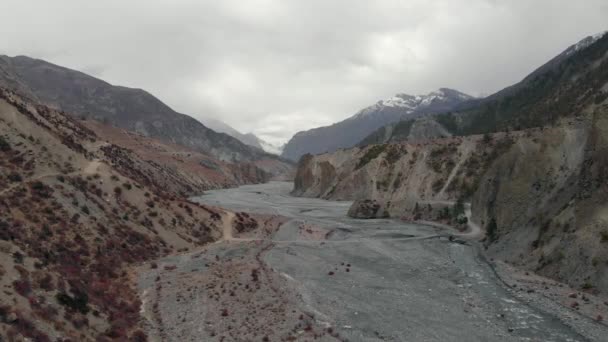 Volo aereo sulla valle attraversando un passo di montagna. — Video Stock