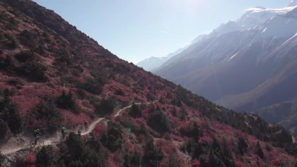 Kolarstwo górskie w Nepalu. Obwód Annapurny. — Wideo stockowe