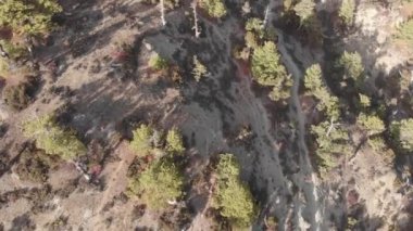 Manzaralı güneşli çekim, Nepal vadisine karşı dağ zirveleri mavi gökyüzüne.