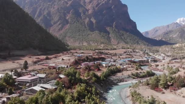 Dron panoramatický snímek Dolní Pisang v Nepálu — Stock video
