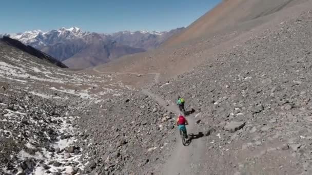 Mountain biking in Nepal. Annapurna Circuit. — Stock Video