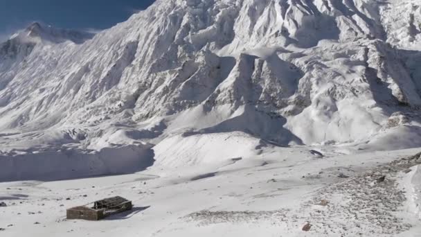 Panoramatický záběr kolem jezera Tilicho v Nepálu. — Stock video