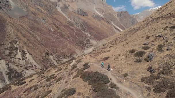 Nepal 'de dağ bisikleti. Annapurna Devresi. — Stok video