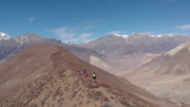 Na horském kole v Nepálu. Annapurna Circuit. — Stock video