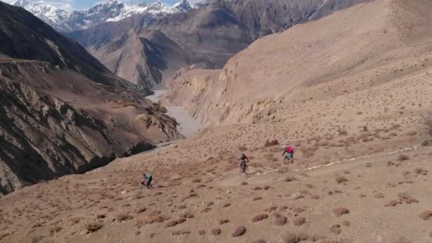 Na horském kole v Nepálu. Annapurna Circuit. — Stock video