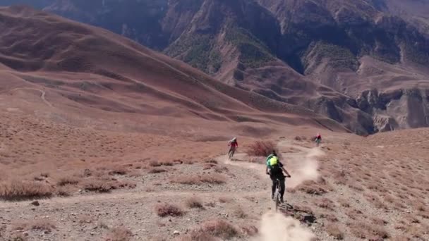 Ciclismo de montaña en Nepal Circuito de Annapurna. — Vídeos de Stock