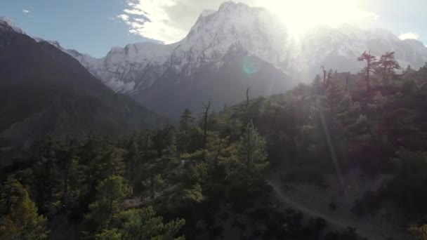 Na horském kole v Nepálu. Annapurna Circuit. — Stock video