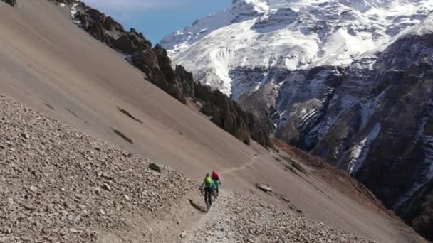 Mountainbiken in Nepal Annapurna Circuit. — Stockvideo