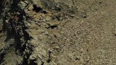 Dağlarda yükselen gökyüzü koşucusunun gökyüzü manzarası.