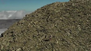 Dağlarda yükselen gökyüzü koşucusunun gökyüzü manzarası.