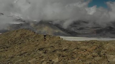 Dağlarda yükselen gökyüzü koşucusunun gökyüzü manzarası.
