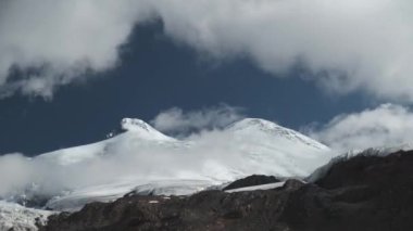 Bulutlu Elbrus Dağı 'nın zamanı..