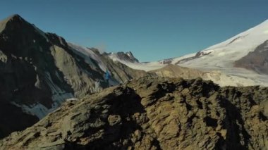 Elbrus yakınlarındaki dağlarda iki adamın panoramik drone görüntüsü.