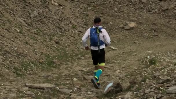 Suivre la vue du coureur du ciel qui court haut dans les montagnes. — Video