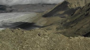 Dağlarda yükselen gökyüzü koşucusunun gökyüzü manzarası.