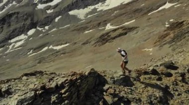 Dağlarda yükselen gökyüzü koşucusunun gökyüzü manzarası.