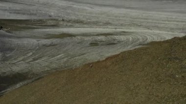 Dağlarda yükselen gökyüzü koşucusunun gökyüzü manzarası.