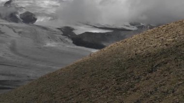 Dağlarda yükselen gökyüzü koşucusunun gökyüzü manzarası.