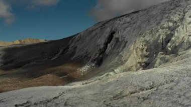 Elbrus bölgesindeki Buzul 'da koşan bir grup insan üzerinde havadan uçuş.