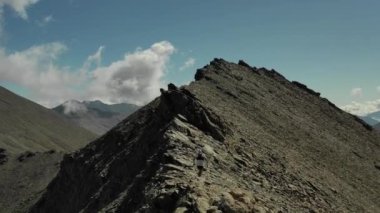 Dağlarda yükselen gökyüzü koşucusunun gökyüzü manzarası.