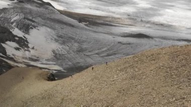 Dağlarda yükselen gökyüzü koşucusunun gökyüzü manzarası.