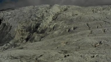 Elbrus bölgesindeki Buzul 'da koşan bir grup insan üzerinde havadan uçuş.