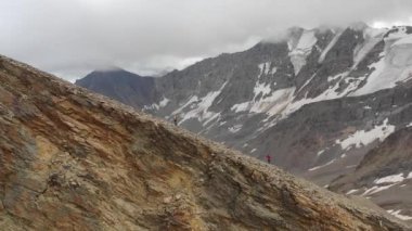 Dağlarda yükselen gökyüzü koşucusunun gökyüzü manzarası.