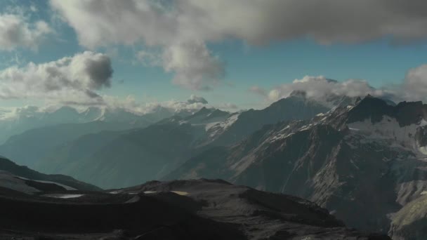 Panorama delle montagne del Caucaso vicino al monte Elbrus — Video Stock