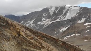 Dağlarda yükselen gökyüzü koşucusunun gökyüzü manzarası.