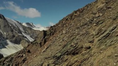 Elbrus Dağı yakınlarındaki Kafkas dağlarının manzara görüntüsü