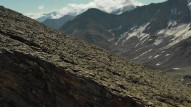 Dağlarda yükselen gökyüzü koşucusunun gökyüzü manzarası.