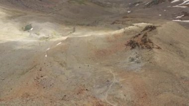 Dağlarda yükselen gökyüzü koşucusunun gökyüzü manzarası.