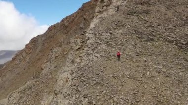 Dağlarda yükselen gökyüzü koşucusunun gökyüzü manzarası.