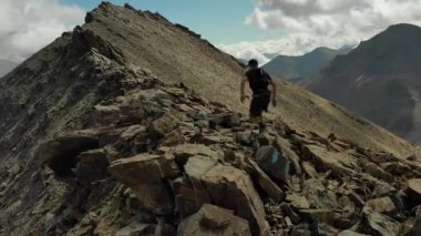 Dağlarda yükselen gökyüzü koşucusunun gökyüzü manzarası.