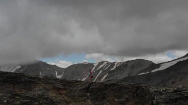 Dağlarda yükselen gökyüzü koşucusunun gökyüzü manzarası.