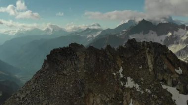 Elbrus Dağı yakınlarındaki Kafkas dağlarının manzara görüntüsü