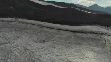 Elbrus bölgesindeki Buzul 'da koşan bir grup insan üzerinde havadan uçuş.