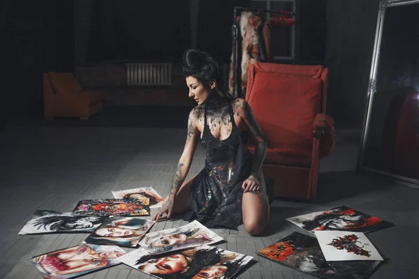 Chica Muestra Emociones Tocando Las Fotos Artista Con Tatuaje Delantal —  Fotos de Stock