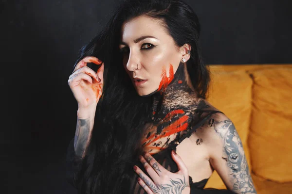 Chica Con Tatuaje Pintura Cuerpo Sentado Sofá —  Fotos de Stock